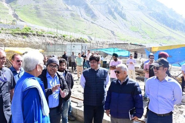 बालटाल पहुंचे उप-राजयपाल मनोज सिन्हा, आपदा प्रबंधन और यात्री निवास का किया निरीक्षण