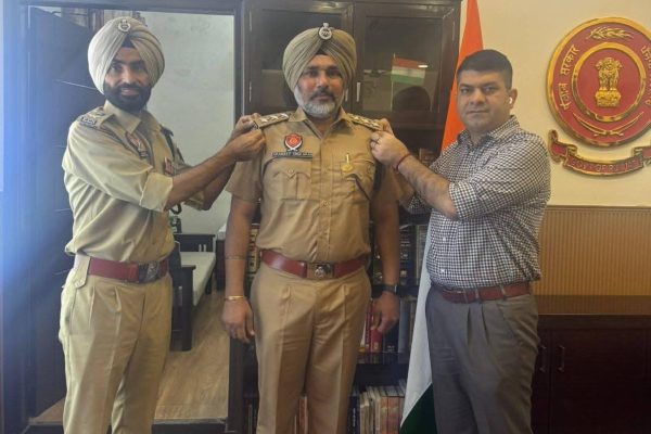 लुधियाना में तैनात इंस्पेक्टर अमनदीप सिंह बरार को DSP प्रमोट होने पर पुलिस कमिश्नर स्वपन शर्मा ने दी बधाई इंस्पेक्टर अमनदीप सिंह बरार को DSP प्रमोट होने पर पुलिस कमिश्नर स्वपन शर्मा ने दी बधाई